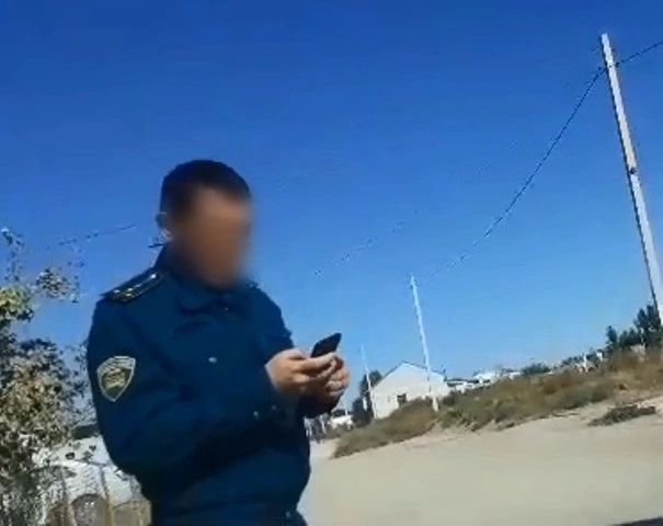 ЖҲҚБ хызметкери менен автомобиль қуралын басқарыўшы ортасында жәнжел келип шықты (видео) ЖҲҚБ хызметкери менен автомобиль қуралын басқарыўшы ортасында жәнжел келип шықты (видео)