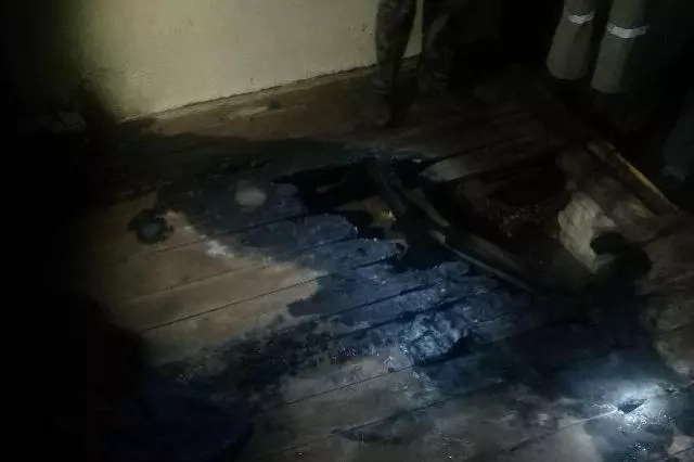 Төрткүлде мәс ҳалында уйқылап қалған еркек өрт келип шыққан үйден қутқарып қалынды