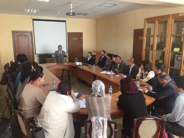 ҚМУ доценти Ташкенттеги педагог кадрларды қайта таярлаўшы орайда баянат жасады