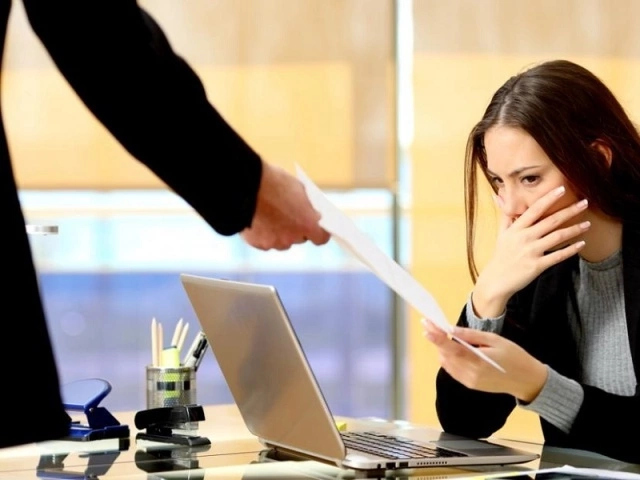 Жумыс орнында қысқартыў болса, жумыста қалыў ушын биринши нәўбетте кимлерге имканият бериледи?