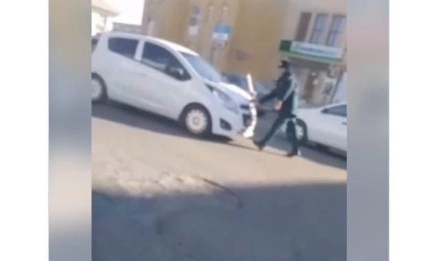 Нөкисте «Spark» басқарыўшысы жол-патруль хызметкерин автомобиль капоты үстинде ярым километр аралыққа шекем сүйреп кетти Нөкисте «Spark» басқарыўшысы жол-патруль хызметкерин автомобиль капоты үстинде ярым километр аралыққа шекем сүйреп кетти