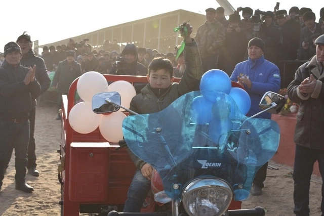«Зүрәәт байрамы»: Ат жарысының бас байрағы - «Cobalt» автомобили кимге несип етти? (2-фоторепортаж) «Зүрәәт байрамы»: Ат жарысының бас байрағы - «Cobalt» автомобили кимге несип етти? (2-фоторепортаж)