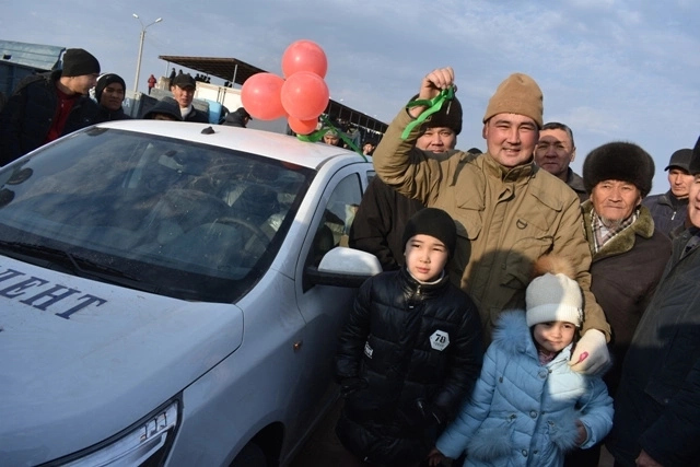 «Зүрәәт байрамы»: Ат жарысының бас байрағы - «Cobalt» автомобили кимге несип етти? (2-фоторепортаж) «Зүрәәт байрамы»: Ат жарысының бас байрағы - «Cobalt» автомобили кимге несип етти? (2-фоторепортаж)