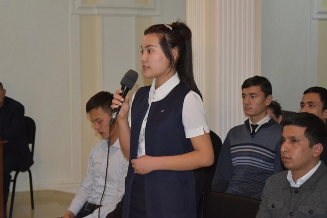 Жаслардың сайлаўларға байланыслы сораўларына жуўаплар берилди Жаслардың сайлаўларға байланыслы сораўларына жуўаплар берилди