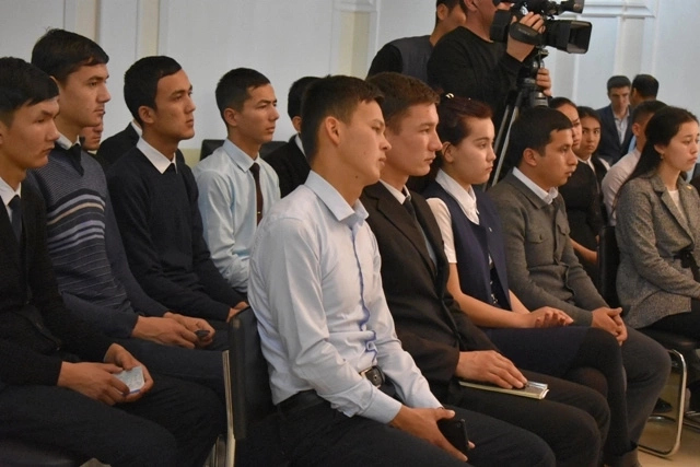 Жаслардың сайлаўларға байланыслы сораўларына жуўаплар берилди Жаслардың сайлаўларға байланыслы сораўларына жуўаплар берилди