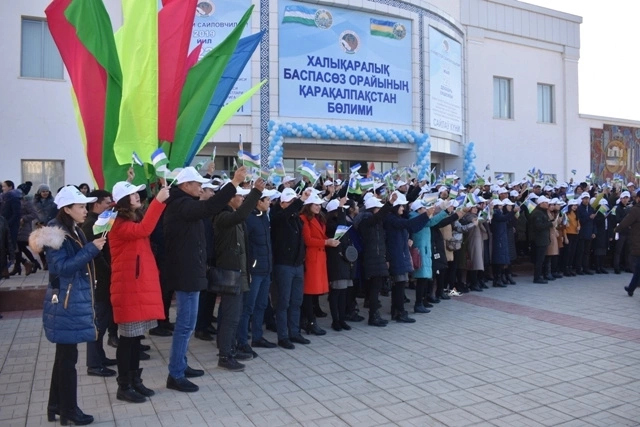 Нөкисте мәмлекетлик байрақтың қабыл етилген күнине арналған акция өткерилмекте Нөкисте мәмлекетлик байрақтың қабыл етилген күнине арналған акция өткерилмекте