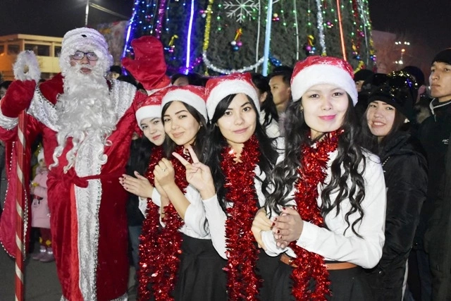 Институт студентлери «Мега Нукус» алдында қайырқомлық акциясын өткереди