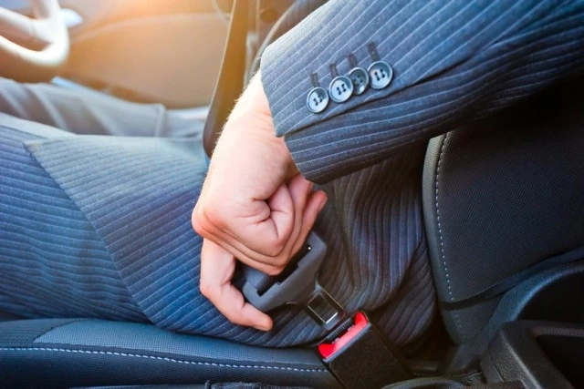 Кимлерге қәўипсизлик белбеўин тақпаўға рухсат етилген? Кимлерге қәўипсизлик белбеўин тақпаўға рухсат етилген?