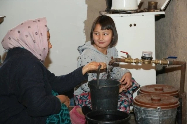 Тахтакөпирдиң шетки аймақларында жасаўшы адамлар таза ишимлик суўы ҳәм үзликсиз электр энергиясына ийе болды