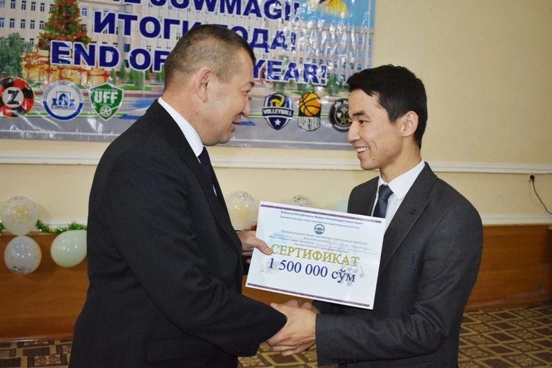 Жыл жуўмағы: Институтта «Жыл студенти» таңлаўының жеңимпазлары ҳәм белсенди студентлер сыйлықланды