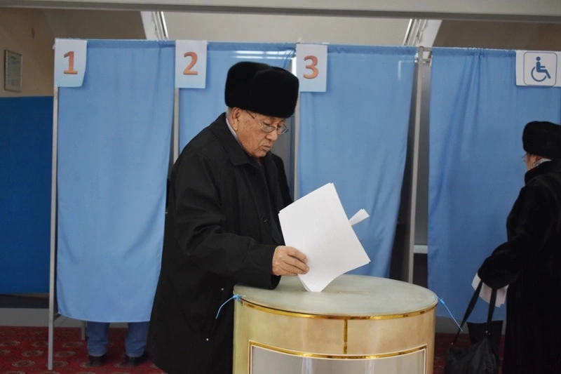 Нөкис қаласында сайлаў шөлкемлескенлик пенен өтпекте