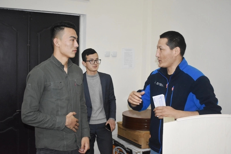 «Айт сен, Әжинияздың қосықларынан!» таңлаўының жеңимпазлары сыйлықланды