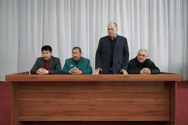 Қараөзекли жаслар Мойнақтағы Ақбеткей елатында сексеўил туқымларын жыйнаў ҳәм егиўде белсендилик көрсетти