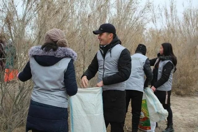 Жаслар басламасы: Мойнақта жаслар сексеўил туқымын жыйнаў ушын бирлести Жаслар басламасы: Мойнақта жаслар сексеўил туқымын жыйнаў ушын бирлести