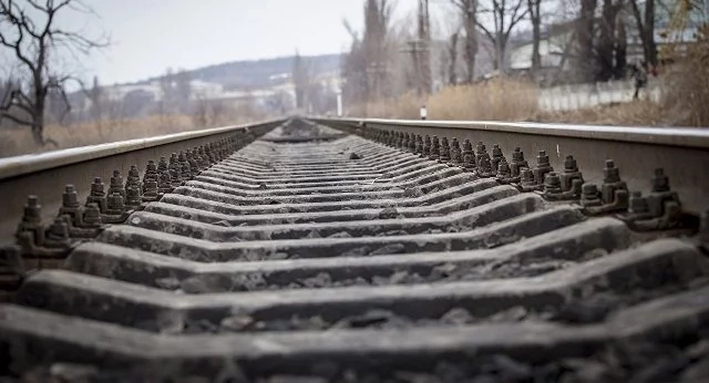 Нөкисте жолаўшы поезди 76 жаслы пуқараны дүгип кетти Нөкисте жолаўшы поезди 76 жаслы пуқараны дүгип кетти