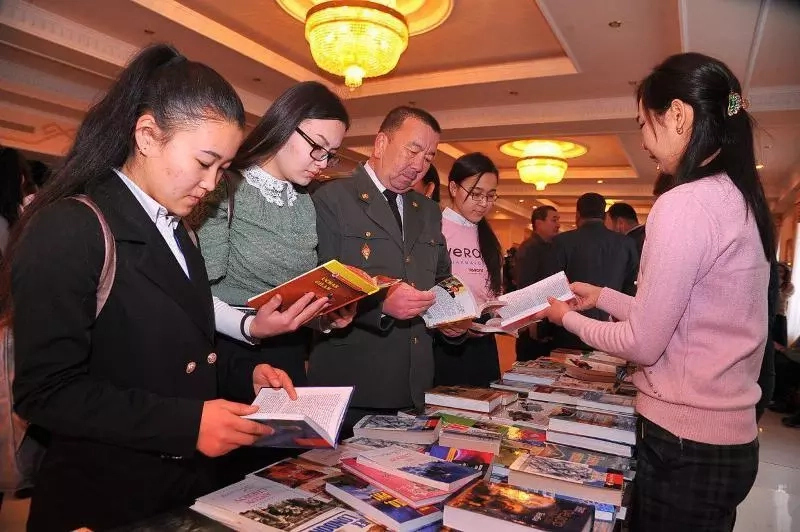 Берда&#1179; атында&#1171;ы &#1178;ара&#1179;алпа&#1179; м&#1241;млекетлик академиялы&#1179; театрында &#1257;ткерилген байрам салтанатынан фоторепортаж