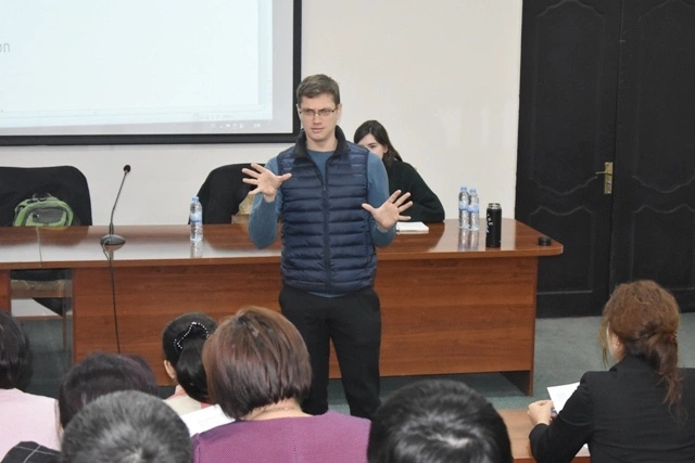 Институтта америкалы тренер-оқытыўшылар илимий-методикалық семинар өткерди Институтта америкалы тренер-оқытыўшылар илимий-методикалық семинар өткерди