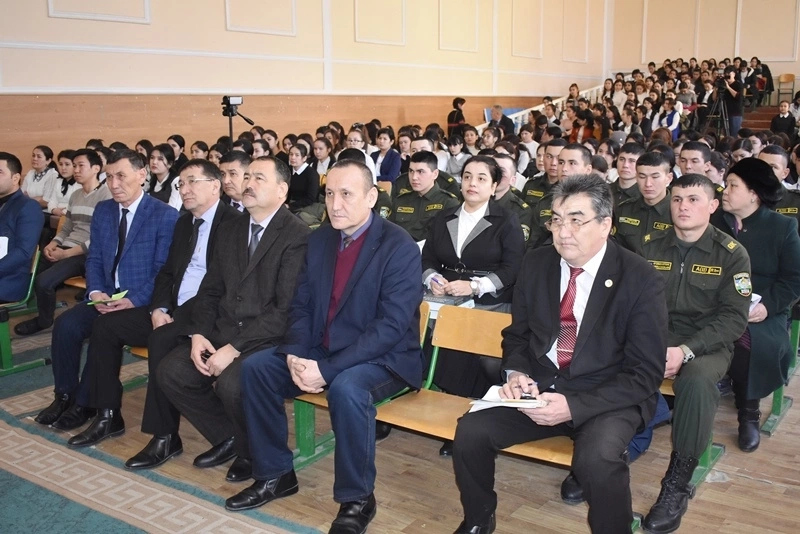 &#1240;лийшер Наўайы &#1203;&#1241;м За&#1203;ириддин Му&#1203;аммед Бабурды&#1187; &#1241;дебий мийрасына ба&#1171;ышланды