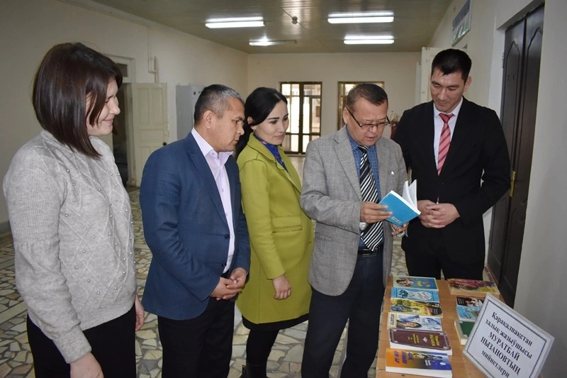 Институтта Қарақалпақстан халық жазыўшысы Муратбай Нызановтың «Еки ананың қызы» китабының презентациясы болып өтти Институтта Қарақалпақстан халық жазыўшысы Муратбай Нызановтың «Еки ананың қызы» китабының презентациясы болып өтти