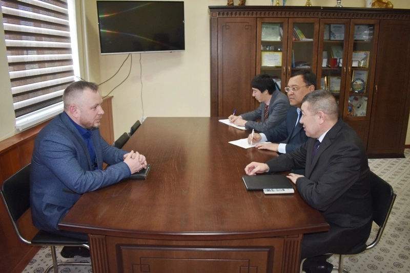 Халықаралық бирге ислесиў: НМПИде «American Corner» заманагөй китапханасын шөлкемлестириў жобаластырылмақта. Россиялы археолог илимпазлар менен жумыслар даўам етеди Халықаралық бирге ислесиў: НМПИде «American Corner» заманагөй китапханасын шөлкемлестириў жобаластырылмақта. Россиялы археолог илимпазлар менен жумыслар даўам етеди