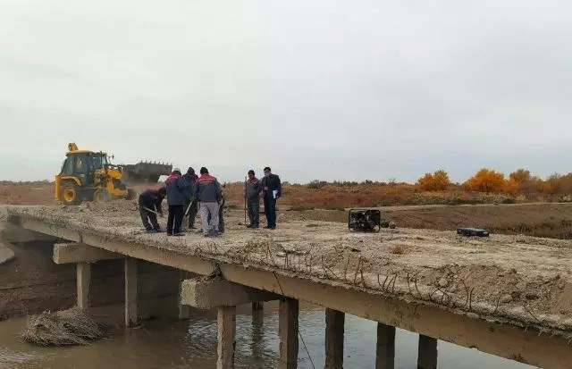 Шоманайда халы&#1179; каналдан &#1257;тиў ушын 20 километр жол ж&#1199;риўге м&#1241;жб&#1199;р еди. Маш&#1179;ала сапластырылма&#1179;та