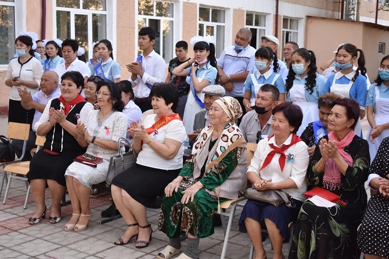 Министр Абду&#1179;одир Тош&#1179;улов Н&#1257;кистеги мектеп питкериўшилерине &#1203;а&#1179; жол тиледи