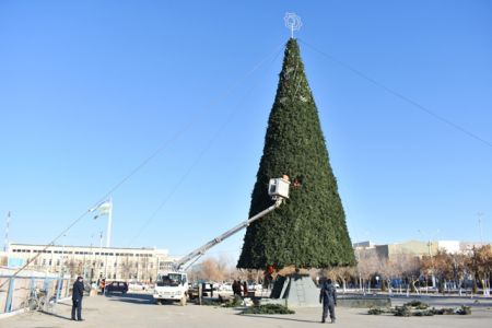 Бийиклиги 25 метрлик Нөкис қаласының жаңа жыл бас аршасы орнатылмақта (фоторепортаж)