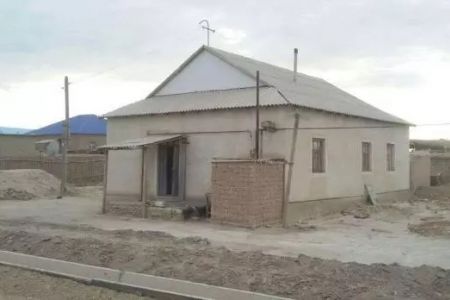 Мойнақта үй әтирапы дийўалы, қоймаханасы ҳәм малханасы бузылған пуқараның турақ жайы не себеп «снос» болмай қалды?