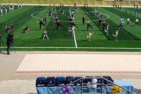 Мойнақта Мәденият үйи, «Арал» стадионы ҳәм амфитеатр пайдаланыўға тапсырылды. Футбол төрешиси Равшан Эрматов жаңа стадионда (фото)