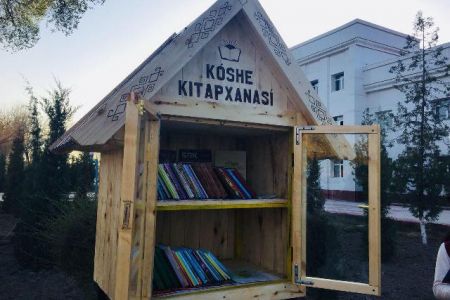 Нөкис районында «Көше китапханасы» шөлкемлестирилди. Бул республикада биринши усындай китапхана
