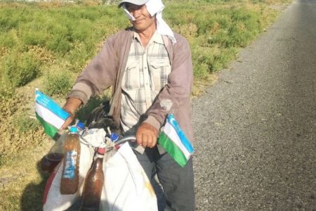 69 жаслы Абдурасул ата Сырдәрьядан Арал теңизине велосипедте жолға шықты