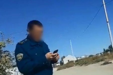 ЖҲҚБ хызметкери менен автомобиль қуралын басқарыўшы ортасында жәнжел келип шықты (видео)