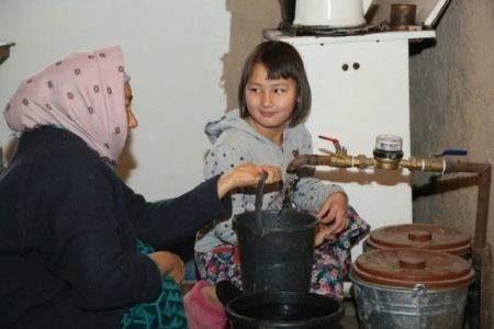 Тахтакөпирдиң шетки аймақларында жасаўшы адамлар таза ишимлик суўы ҳәм үзликсиз электр энергиясына ийе болды