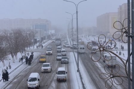 Қарға жайылған гилемлер, қар астында қалған автомобильлер, «Дамас»ларсыз «стоянка». Нөкисте қар жаўмақта (1-фоторепортаж)