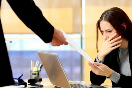 Жумыс орнында қысқартыў болса, жумыста қалыў ушын биринши нәўбетте кимлерге имканият бериледи?