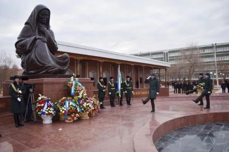 Нөкисте «Ҳәсиретли ана» естелигине гүл қойылды. Байрамға арналған әскерий сап тартып жүриў салтанаты болып өтти (фоторепортаж)