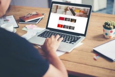 Өзбекстанда барлық мәмлекетлик шөлкемлерге веб-сайтларды иске түсириў миннетлемеси жүкленеди