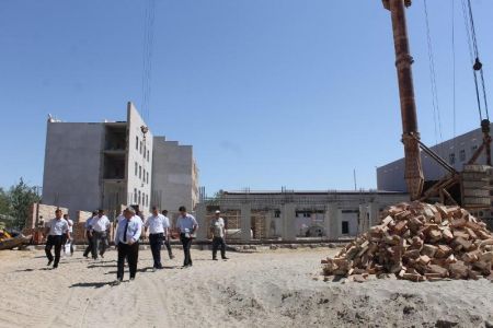 Жоқары ҳәм орта арнаўлы билимлендириў министри НМПИдиң жаңа оқыў имаратының қурылыс жумыслары менен танысты