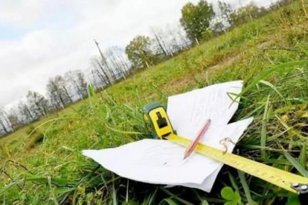 Жер участкаларын алып қойғанда қандай түрдеги компенсациялар берилиўи керек?