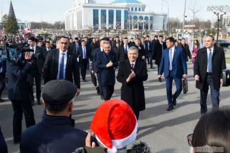 Президент жаңа жыл майданына барып, халық пенен сәўбетлести