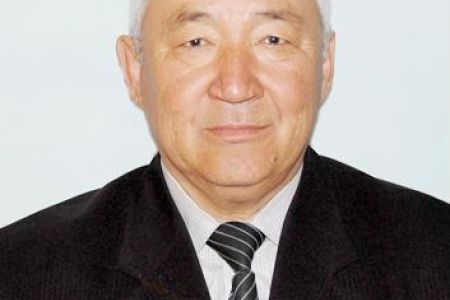 НМПИ профессоры Кеңесбай Алламбергенов «Қарақалпақстан халық жазыўшысы» ҳүрметли атағы менен сыйлықланды