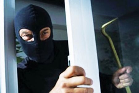 Нөкисте 5 миллион сум пул ҳәм 3 телефонды урлаған адам усланды