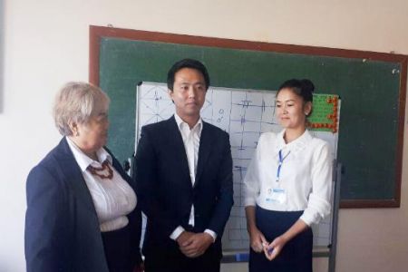 НМПИде Қубла Кореядан келген волонтёр кореец тилин үйретпекте
