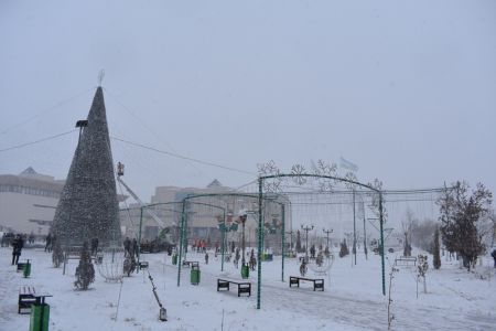 Ҳәр қандай ҳаўа райында жумыс ислейтуғын абаданластырыў хызметкерлери, Қарақалпақстанның бас шыршасы орнатылған майдан, «IT-Park» майданы. Нөкисти қар қаплады (2-фоторепортаж)