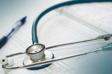 Жеке меншик медициналық мәкемелери кимлерге бийпул медициналық хызмет көрсетеди?