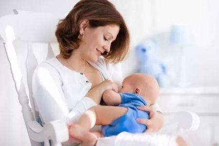 Жәмийетлик орынларда балаларды ана сүти менен азықландырыў ушын шәраят жаратылады