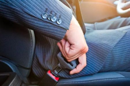 Қәўипсизлик қайысын кимлерге тақпаўға руқсат етиледи?