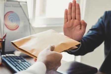Нөкисте автомобиль оңлаў устаханасы жумысшысы ЖПХ инспекторына пара бермекши болғанда усланды